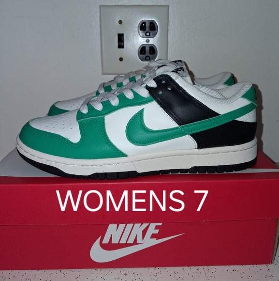 WOMENS 7- W NIKE DUNK LOW, STADIUM GREEN/BLACK. BRAND NEW WITH BOX. - Picture 1 of 7